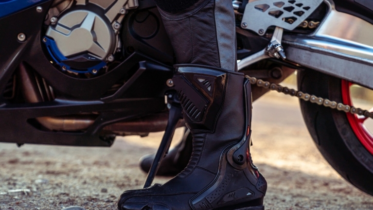 Stivali o scarpe da moto: quali preferire?